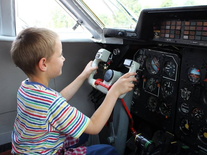 V AEROKLUBU. Děti i dospělí okupovali v areálu Slováckého aeroklubu celou řadu letadel.