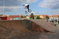 V Dolním Němčí otevřeli skatepark za tři miliony korun, k vidění byla také freestylová show.