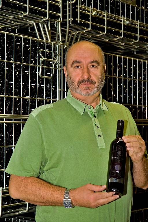 Břetislav Jakubík, vinař ze Zlechova s jednou z exkluzivních láhví vína Chardonnay 2015. 