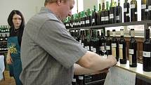 Na návštěvníky koštu vín v Sadech čekalo 462 vzorků bílých a červených vín.