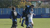 Fotbalisté Kunovic (bílé dresy) v posledním domácím zápase letošního roku podlehli Šumicím 1:3.