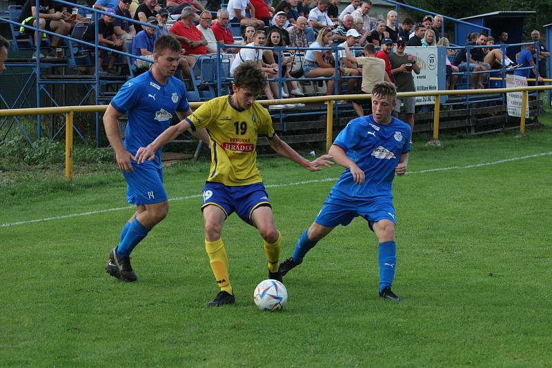 Fotbalisté Starého Města (žluté dresy) zdolali ve šlágru 4. kola I. B třídy sk. C domácí Ořechov 4:0.