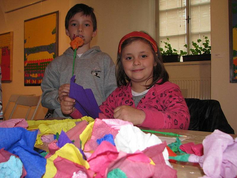V Galerii Slováckého muzea děti tvořili květiny z barevných papírů.