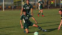 Fotbalisté Prakšic (modrožluté dresy) v I. kole krajského poháru Zlínska podlehli favorizované Nivnici 0:3.