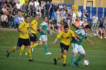 Fotbalisté Strání (ve žlutých dresech) na hody doma pouze remizovali se Ždírcem nad Doubravou 0:0.