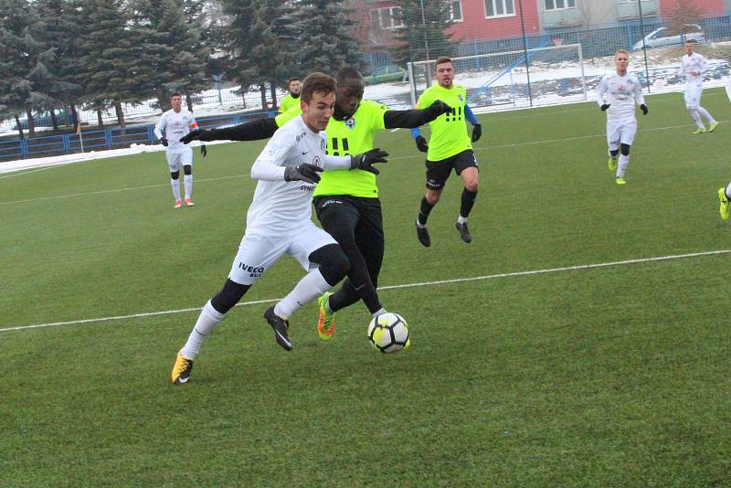 Fotbalisté Slovácka (v bílých dresech) na umělé trávě v Uherském Brodě přehráli druholigové Vítkovice 4:0. Foto: Deník/Stanislav Dufka