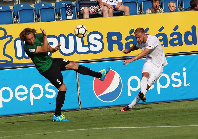 HET liga 1. kolo: 1. FC Slovácko - FK Jablonec. Na snímku vpravo Petr Reinberk.