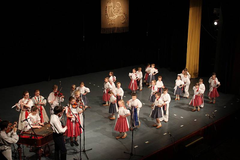 Třináct dětských folklorních souborů roztleskalo čtyři stovky diváků.