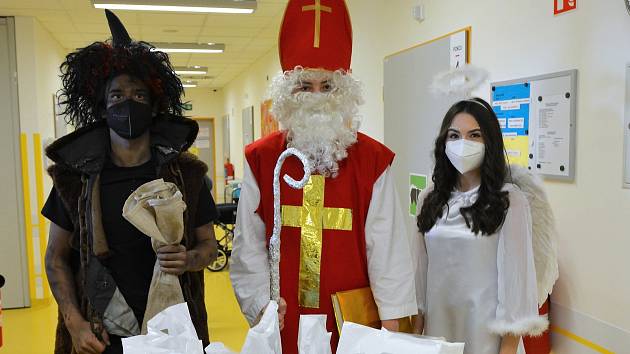 Mikulášská družina navštívila dětské oddělení Uherkohradišťské nemocnice.