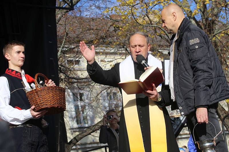 Žehnání svatomartinského vína na náměstí v Uherském Hradišti.