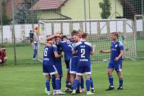 Fotbalisté Uherského Brodu (červené dresy) vstoupili do nové sezony jasnou domácí porážkou 0:4 s Uničovem.