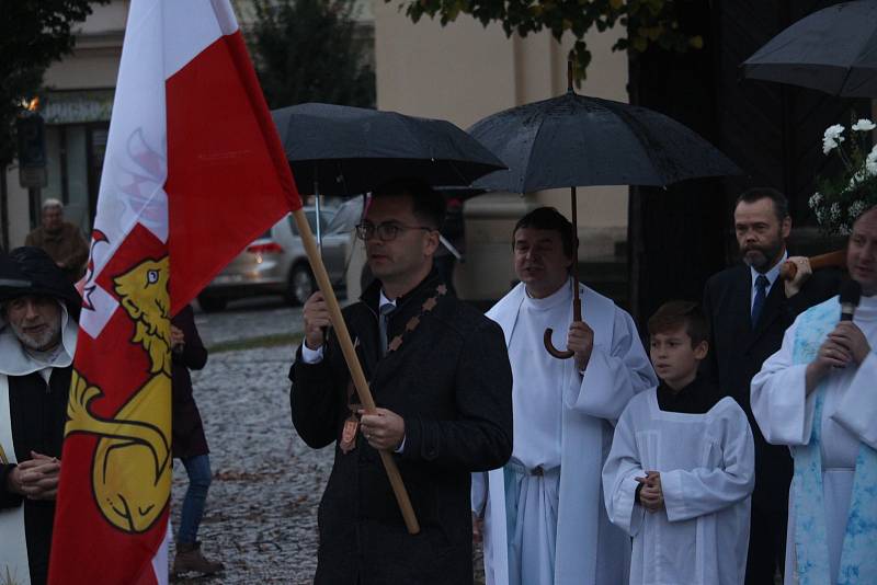 Uherskobrodskou Růžencovou pouť ozdobil i letos průvod se svícemi od farního do klášterního kostela.