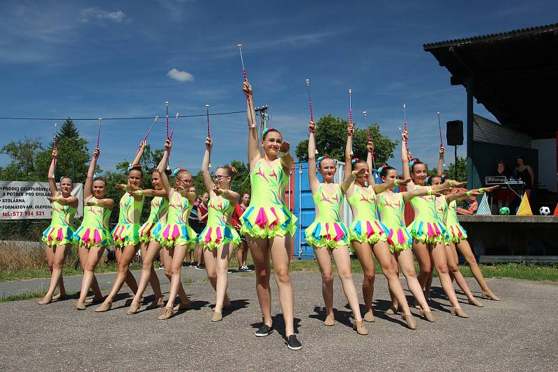 Dětský den ve Vlčnově prozářilo vystoupení pěti skupin mažoretek.
