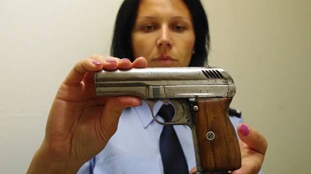 Inspektorka Policie ČR v Uherském Hradišti Milena Šabatová ukazuje zbraně, které policistům odevzdali lidé při zbraňové amnestii.