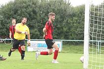 Fotbalisté Zlechova (červenočerné dresy) v 5. kole I. B třídy skupiny C přehráli Ostrožskou Novou Ves 3:0.