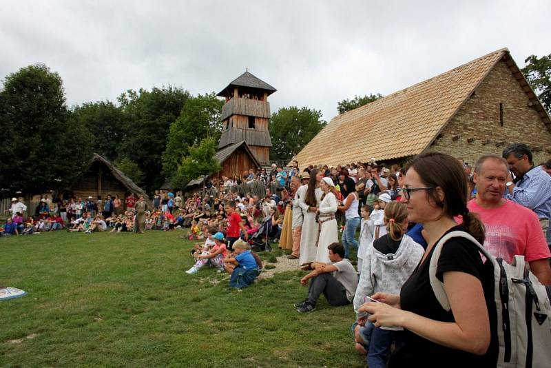 VÍKEND V HRADISKU. Členové historických skupin z Česka, Slovenska a Polska ukázali lidem, jak se žilo a pracovalo na Velké Moravě.