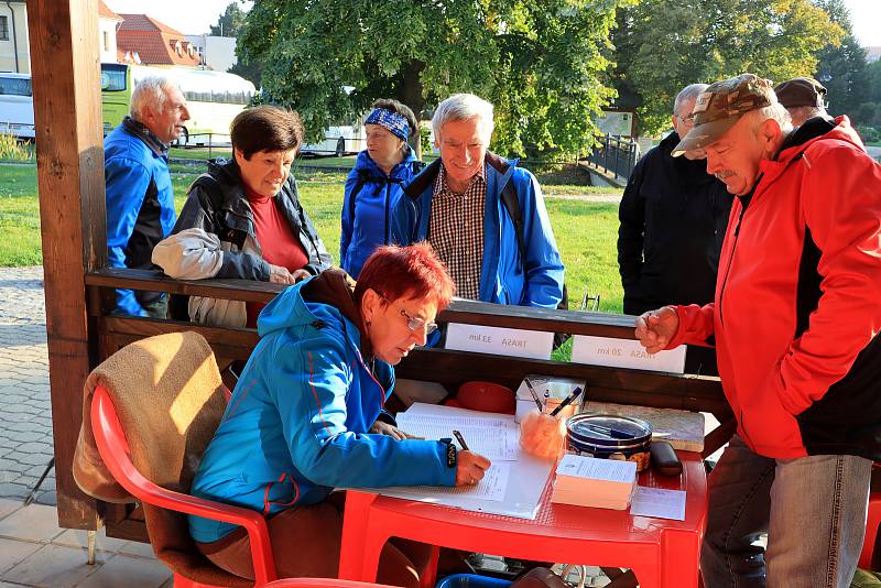 Poslední zářijové sobotní ráno, které bylo prozářené slunečními paprsky, vylákalo na 184 příznivců pěší turistiky i cykloturistiky na start jubilejního, devětačtyřicátého ročníku Chřibské třiatřicítky, nejstarší turistické akce na Slovácku.