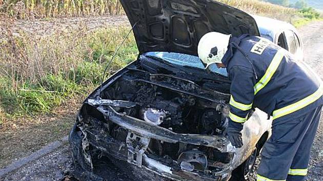 Motorový prostor auta zcela shořel.