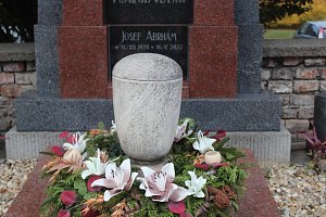 Ostatky herce Josefa Abrháma spočinuly v jeho rodinné hrobce v Kunovicích vedle rodičů