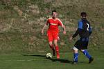 Fotbalisté vedoucích Osvětiman (červené dresy) v 18. kole krajské I. A třídy skupiny B porazili Šumice 2:0.