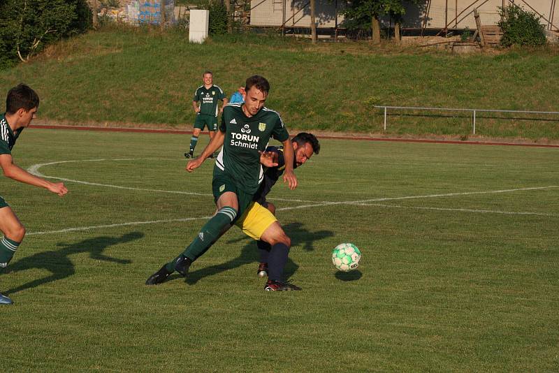 Fotbalisté Prakšic (modrožluté dresy) v I. kole krajského poháru Zlínska podlehli favorizované Nivnici 0:3.