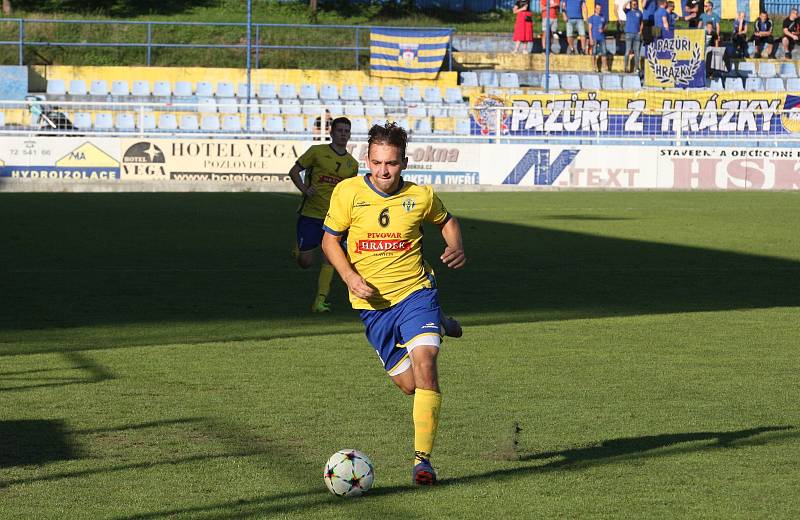 Fotbalisté Starého Města (žluté dresy) v 5. kole krajské I. B třídy skupiny C zdolali Polešovice 1:0.