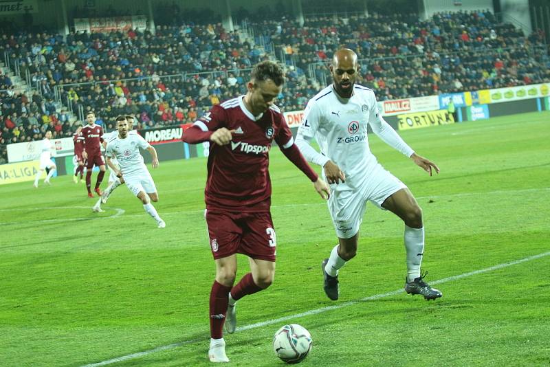 Fotbalisté Slovácka (bílé dresy) ve šlágru 15. kola FORTUNA:LIGY přehráli Spartu 4:0.