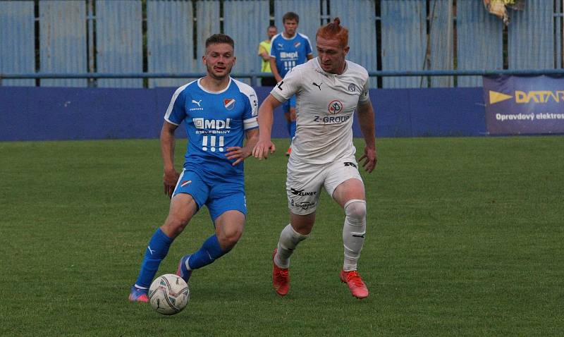 Fotbalisté Slovácka B (bílé dresy) v páteční předehrávce 32. kola MSFL remizovali na hřišti v Kunovicích s juniorkou Ostravy 2:2.