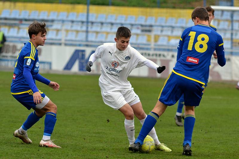 Starší dorostenci Slovácka (bílé dresy) v 15. kole Moravskoslezské ligy zdolali Jihlavu 2:1.