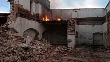 Při demolici začala hořet střecha bývalého pivovaru v Jarošově, 3. 2. 2024