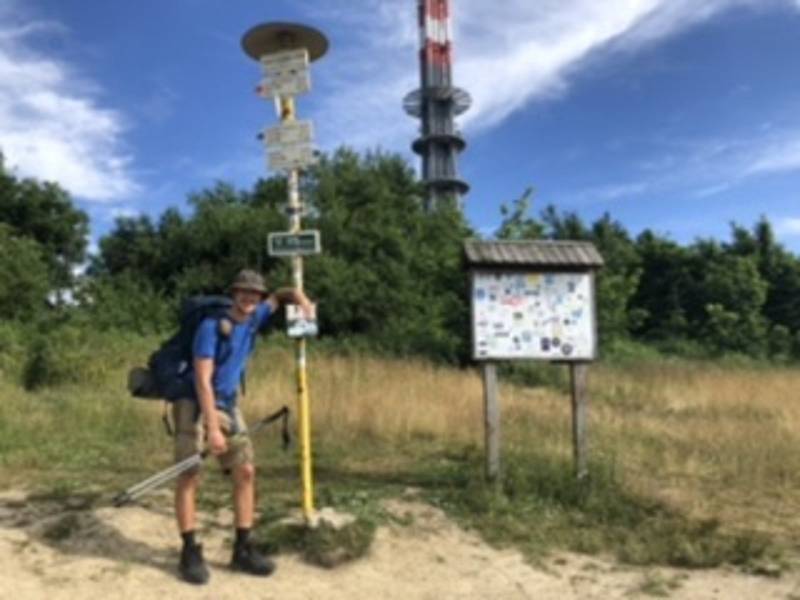 Na pěší cestě z Dukly k Děvínu ušel Maxim Jilík 770 kilometrů. Na Velké Javořině.