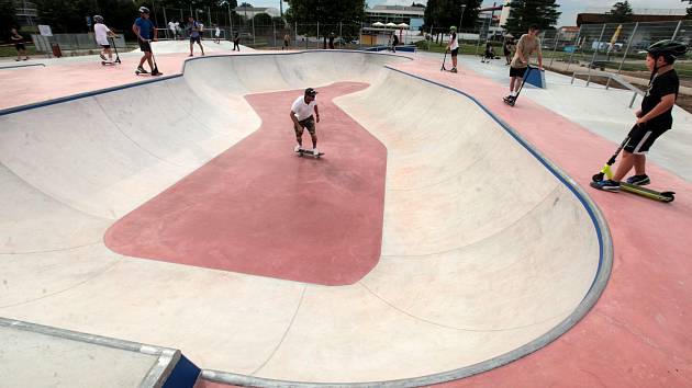 Skatepark v Uherském Hradišti slavnostně otevřeli v pátek 25. června. Zájem mezi mladými byl obrovský.