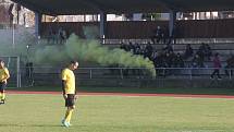 Fotbalisté Vlčnova (bílé dresy) zakončili podzimní část sezony domácí porážkou 0:4 s Topolnou.