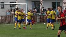 Fotbalisté Starého Města (žluté dresy) vyhráli derby ve Zlechově 3:1.