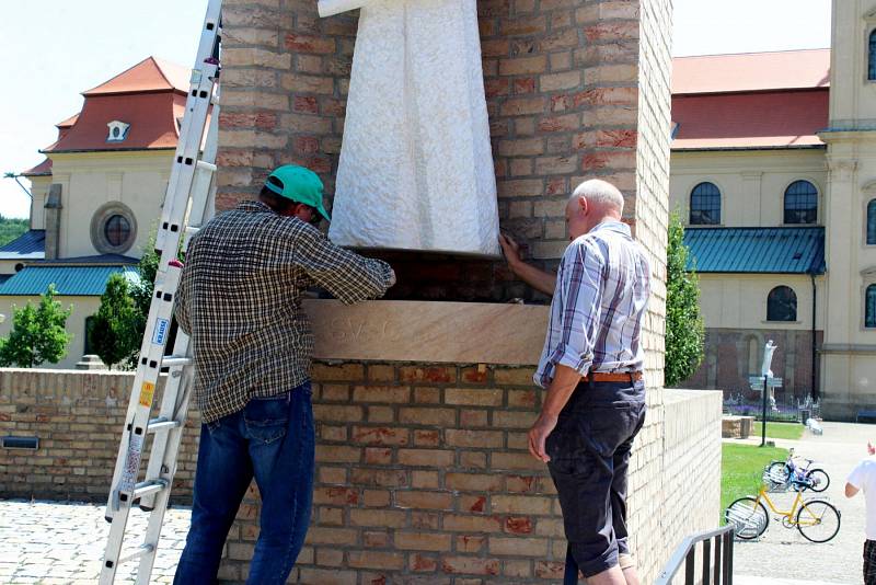 Zbrusu nové skulptury světců Cyrila a Metoděje vítají poutníky při vstupu do církevního areálu Velehradu.