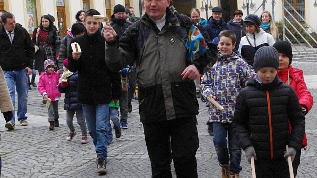 Na pět desítek dětí spolu s několika dospělými a správcem uherskohradišťské katolické farnosti páterem Janem Turkem v čele, se o Velkém pátku na poledne s klabači a řehtačkami v rukou, prohnalo centrem Uherského Hradiště.