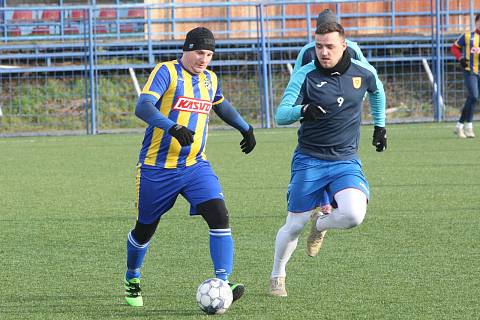 Fotbalisté Bojkovic (tmavě modré bundy) v prvním zimním přípravném zápase přehráli Slavkov 6:2.