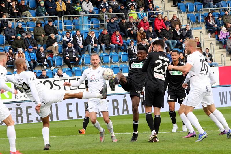 Fotbalisté Slovácka (bílé dresy) doma přivítali Karvinou.