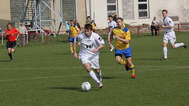 Fotbalisté Uherského Brodu (v bílém) prohráli překvapivě doma s Tasovicemi 0:1.