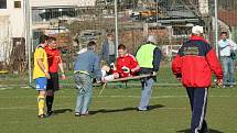 Fotbalisté Uherského Brodu (v bílém) prohráli překvapivě doma s Tasovicemi 0:1.