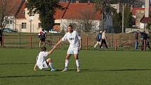 Fotbalisté Uherského Brodu (v bílém) prohráli překvapivě doma s Tasovicemi 0:1.