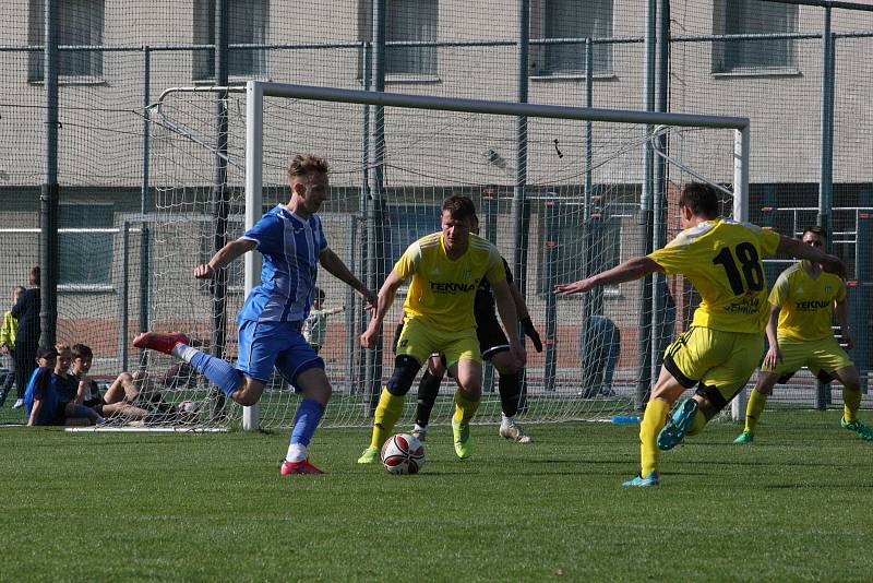 Fotbalisté Hluku (modré dresy) zdolali v sobotním zápase 19. kola krajské I. A třídy skupiny B Nivnici 3:2 a upevnili si druhé místo v tabulce.