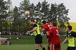 Fotbalisté Jalubí (žlutočerné dresy) v semifinále Poháru OFS Jarošovský pivovar zdolali Nedakonice 3:0.