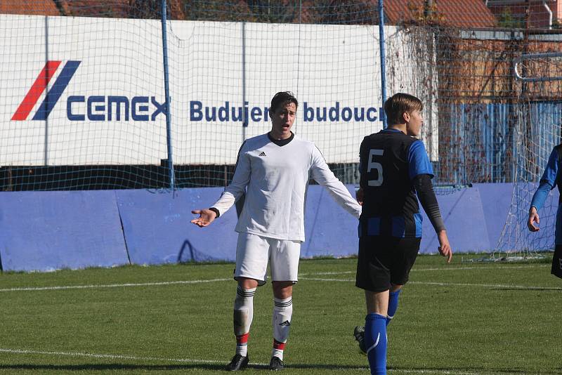 Fotbalisté Kunovic (bílé dresy) v posledním domácím zápase letošního roku podlehli Šumicím 1:3.