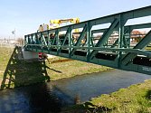 Speciální vozidlo na kolejích kontrolovalo železniční most přes řeku Olšavu v Kunovicích