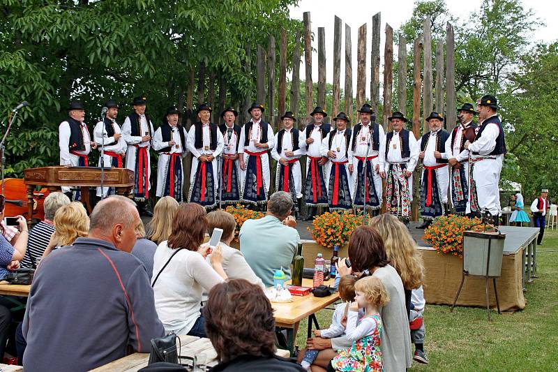 Diváci se ve dvoře a humně u Strmenských mohli v sobotu zaposlouchat do Medového zpívání. 