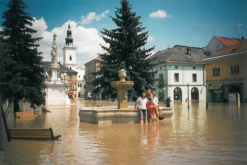 Povodeň v červenci 1997 v Uh. Hradišti. Mariánské náměstí.