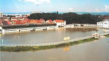 Povodeň v červenci 1997 v Uherském Hradišti. Fotbalový stadion.