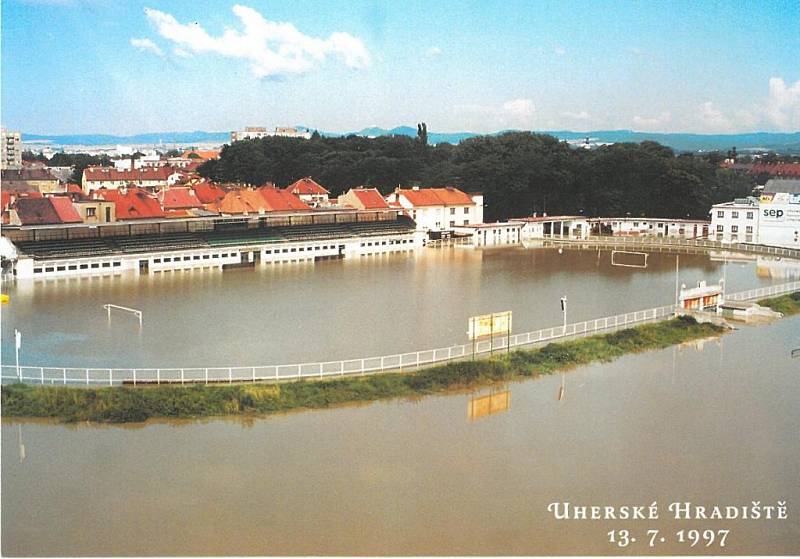 Povodeň v červenci 1997 v Uherském Hradišti. Fotbalový stadion.