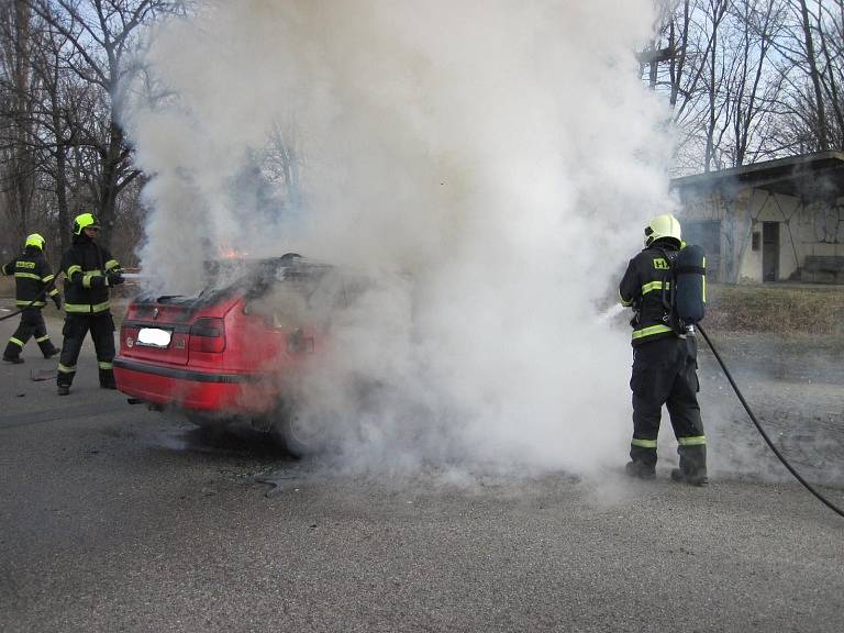 Plameny zasáhly jak motor vozu, tak také jeho interiér. 